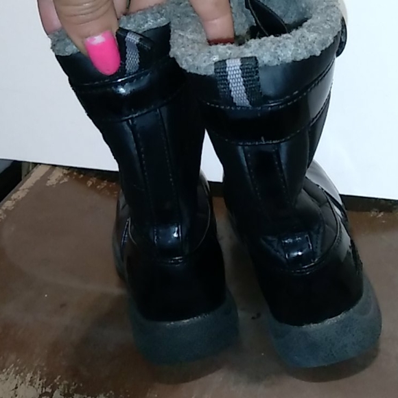 A pair of black boots - Picture 3 of 3